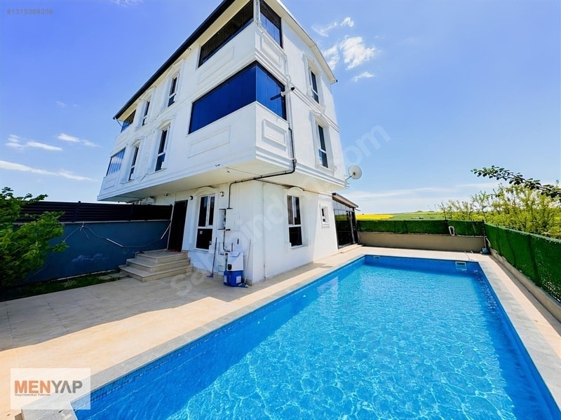 Yeniçiftlik’te Isıtmalı Havuzlu, Kış Bahçeli 4+1 Tripleks Villa — fotoğraf 1