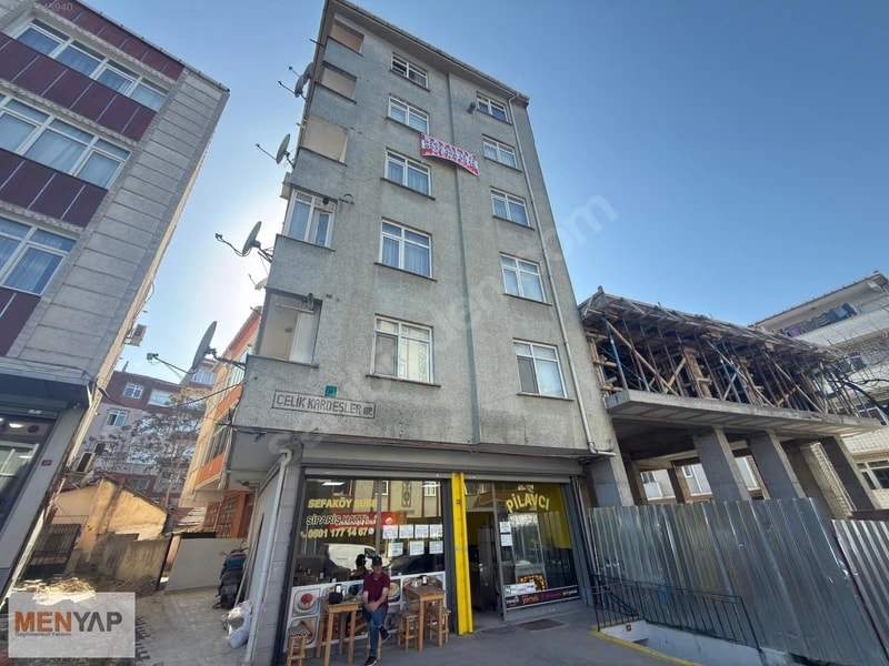 Sefaköy’de 107 m² Arsa Üzerinde Komple Satılık Aile Apartmanı — fotoğraf 1