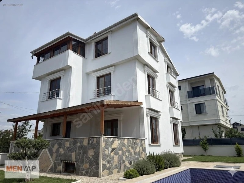 Yeniçiftlik Merkezde Havuzlu, Müstakil Bahçeli 6+1 Villa — fotoğraf 1