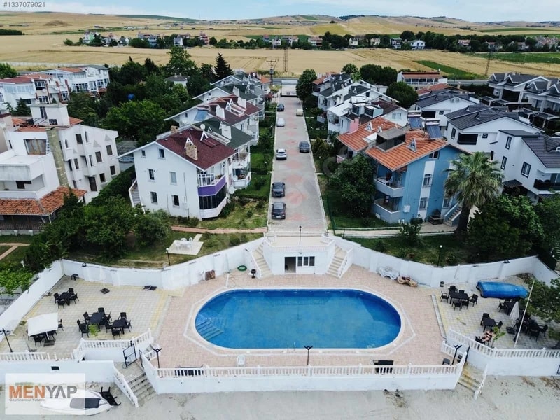 Yeniçiftlik’te Denize Sıfır Havuzlu Sitede Eşyalı 4+1 Dubleks Yazlık — fotoğraf 1
