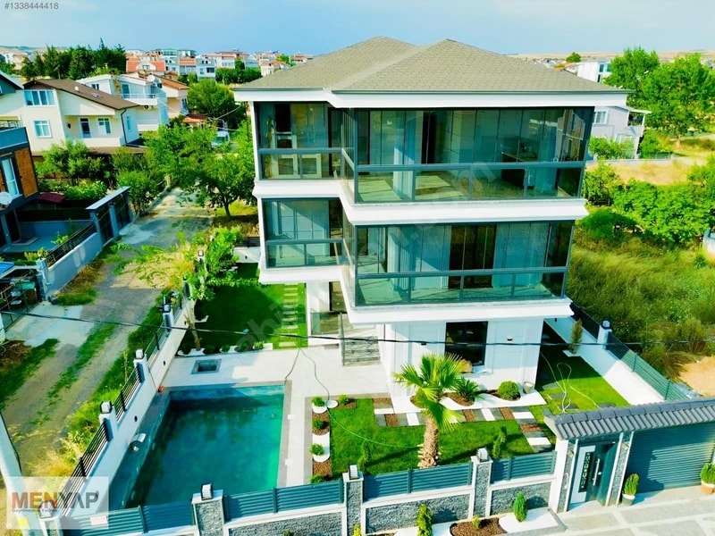 Yeniçiftlik Merkezde Denize Yürüme Mesafesinde Havuzlu 5+1 Villa — fotoğraf 1