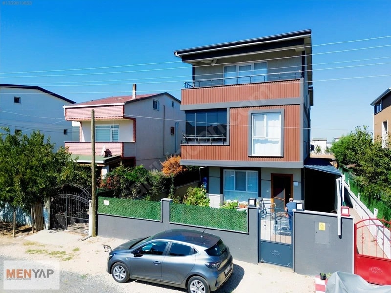 Yeniçiftlik’te İskanlı, Bahçeli 4+1 Tripleks Villa — fotoğraf 1