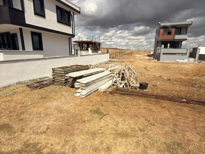 Yeniçiftlik’te Önü ve Arkası Yola Cepheli Villa İmarlı Arsa — fotoğraf 1