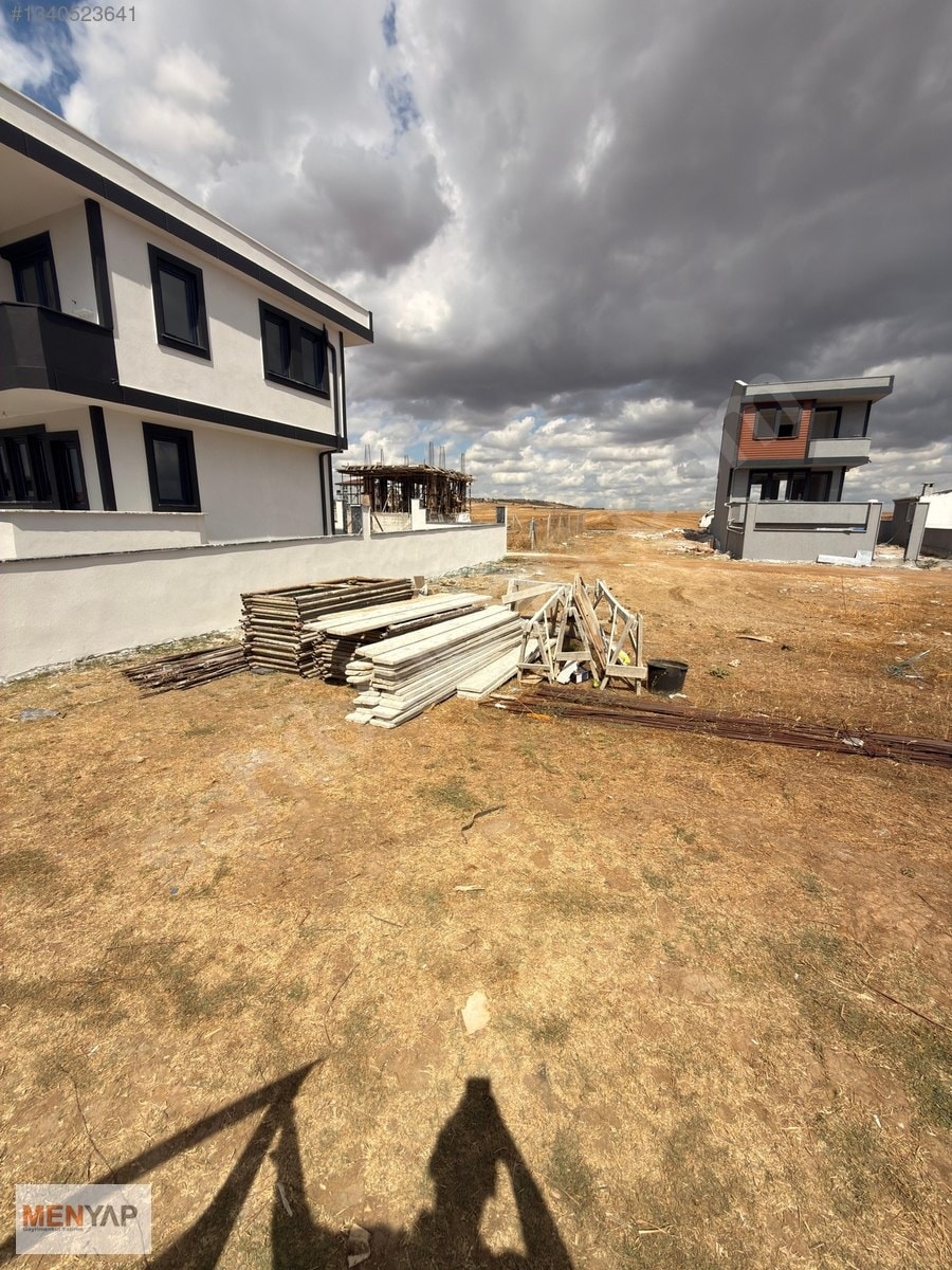 Yeniçiftlik’te Önü ve Arkası Yola Cepheli Villa İmarlı Arsa — fotoğraf 1