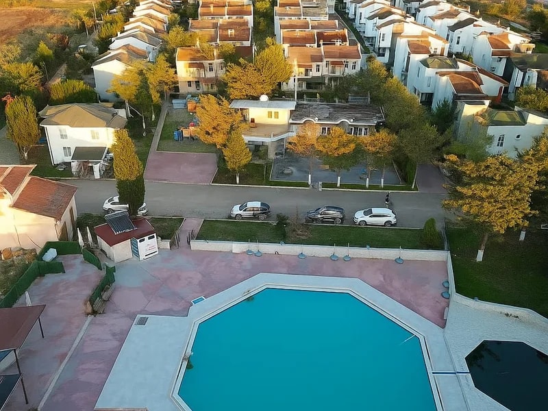 Marmaraereğlisi’nde Havuzlu, Güvenlikli Sitede 3+1 Yazlık Villa — fotoğraf 1