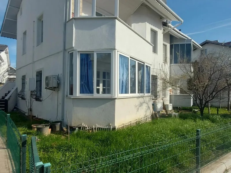 Yeniçiftlik’te Denize Sıfır Havuzlu Sitede 2+1 Bahçe Katı — fotoğraf 1