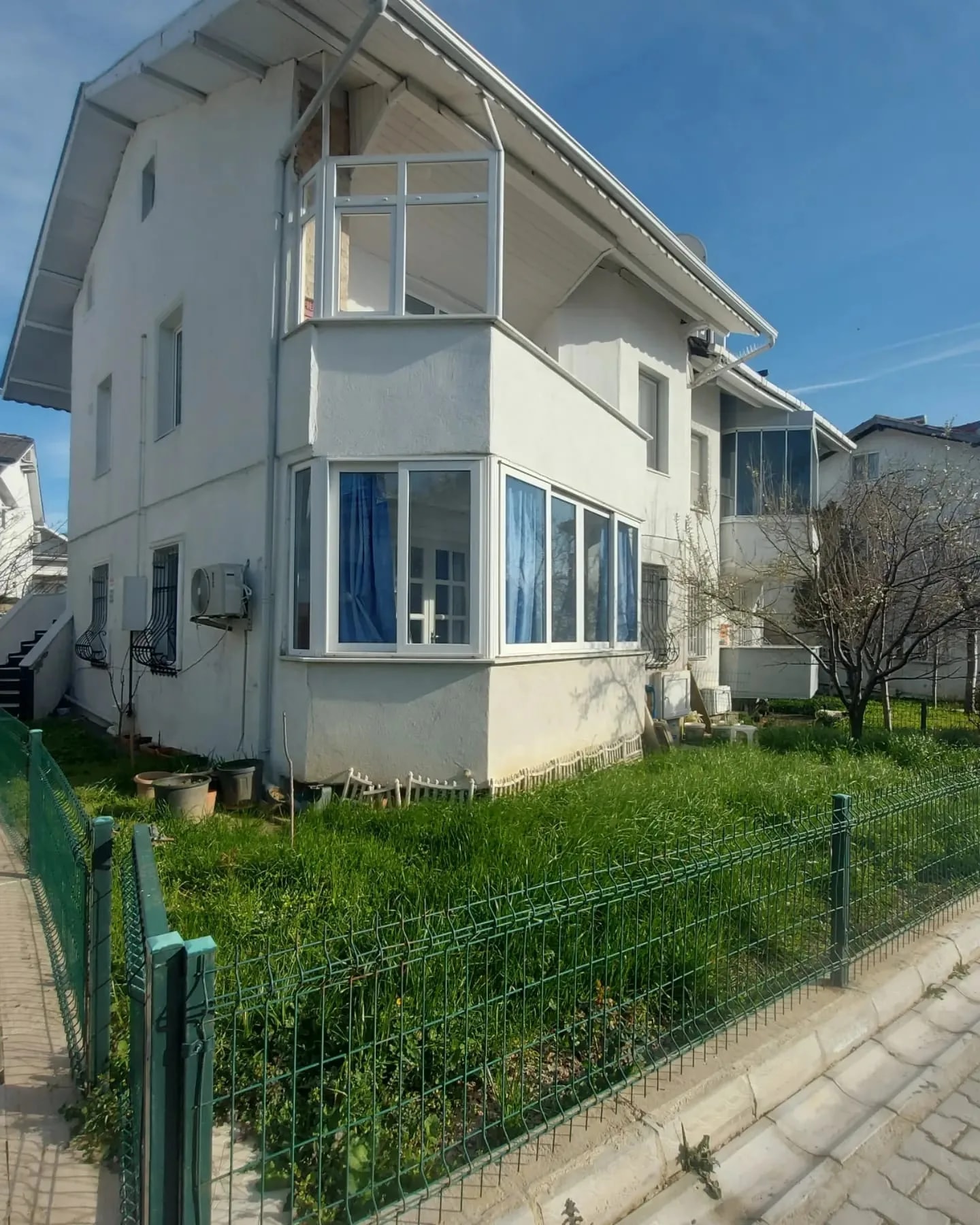 Yeniçiftlik’te Denize Sıfır Havuzlu Sitede 2+1 Bahçe Katı — fotoğraf 1