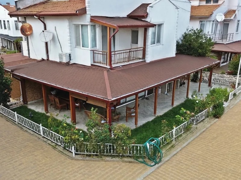 Yeniçiftlik’te Denize Sıfır Sitede Eşyalı 3+1 Yazlık — fotoğraf 1