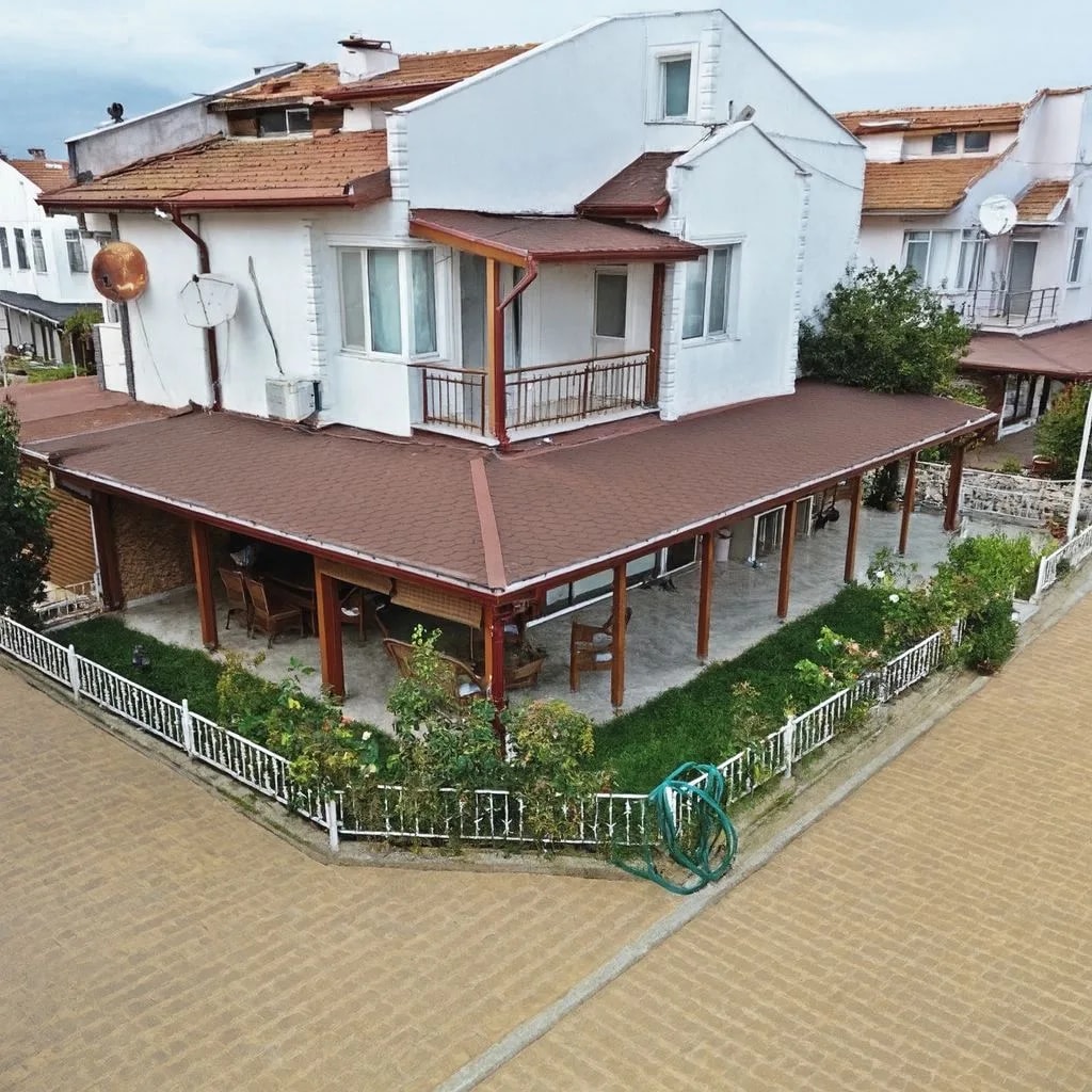 Yeniçiftlik’te Denize Sıfır Sitede Eşyalı 3+1 Yazlık — fotoğraf 1