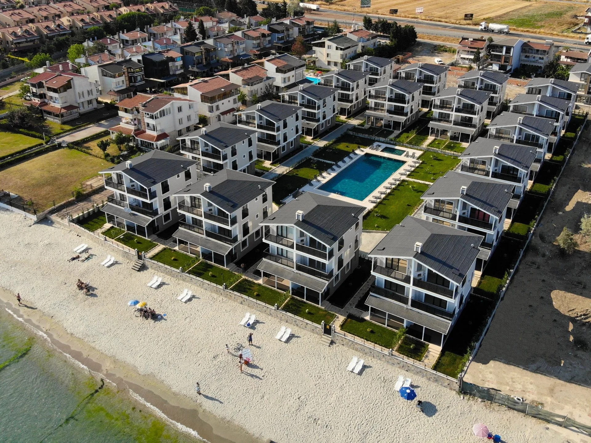 Lilyum Villaları: Yeniçiftlik’te Denize Sıfır Sitede Havuzlu 4+1 Villalar — fotoğraf 1