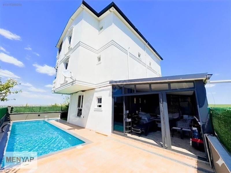 Yeniçiftlik’te Isıtmalı Havuzlu, Kış Bahçeli 4+1 Tripleks Villa — fotoğraf 2