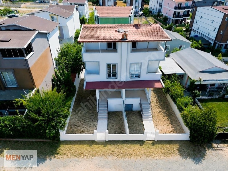 Yeniçiftlik Altıntarla Mevkii’nde Bahçeli 3+1 Tripleks Villa — fotoğraf 2
