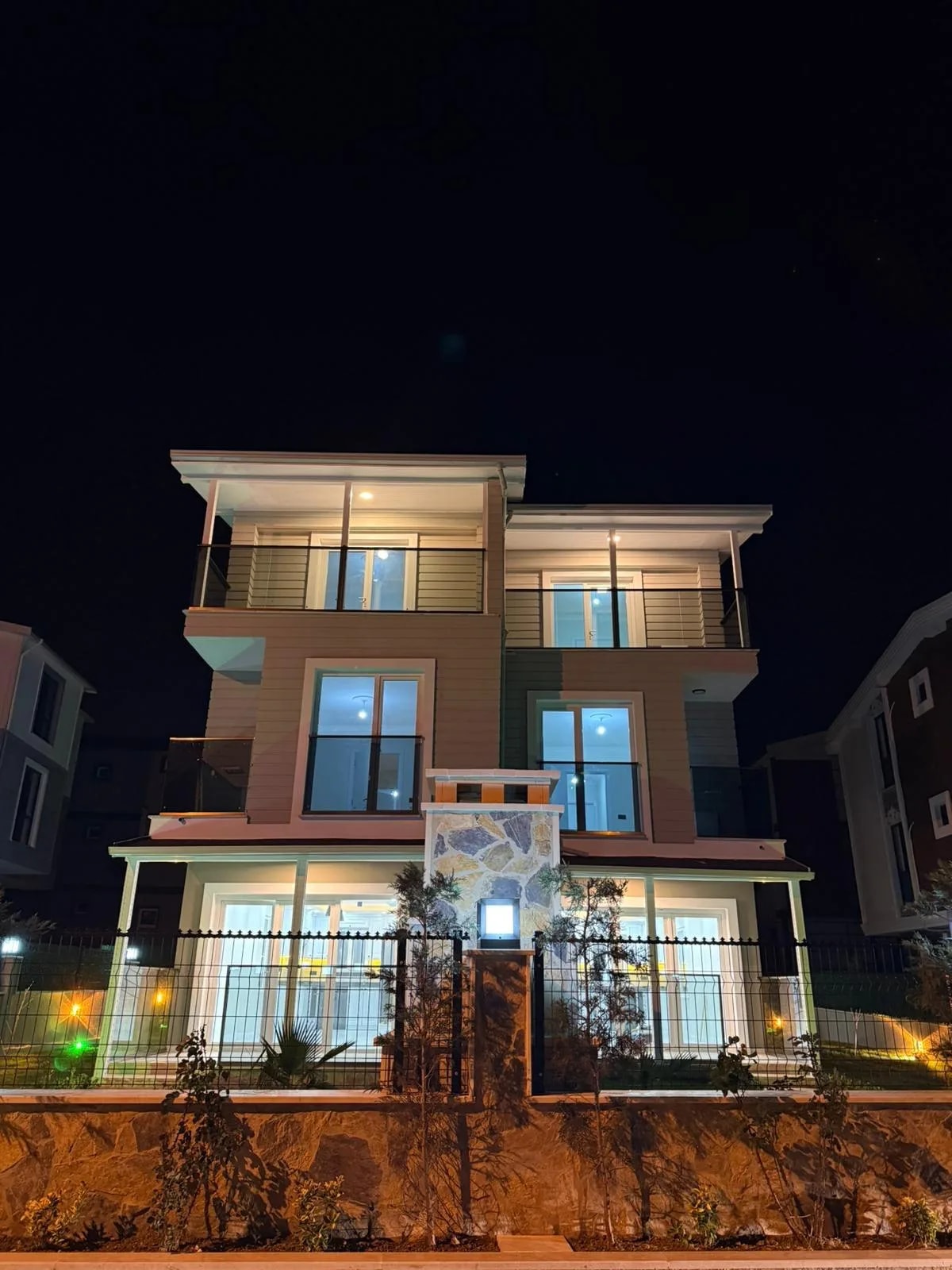 Yeniçiftlik’te Özel Tasarım Geniş Bahçeli İskanlı 4+1 Villa — fotoğraf 2