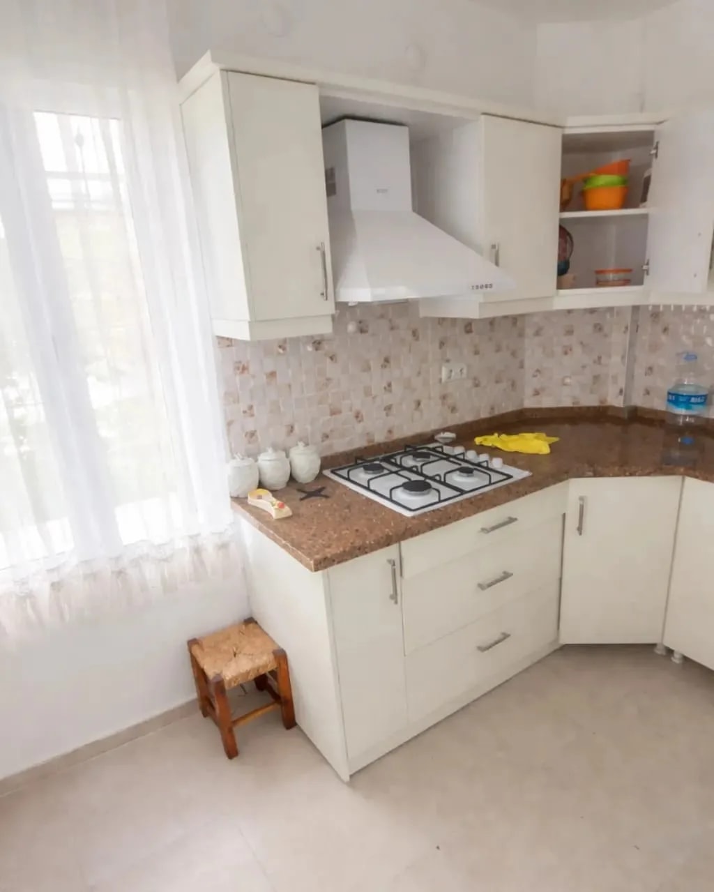 Yeniçiftlik’te Denize Sıfır Havuzlu Sitede 2+1 Bahçe Katı — fotoğraf 2