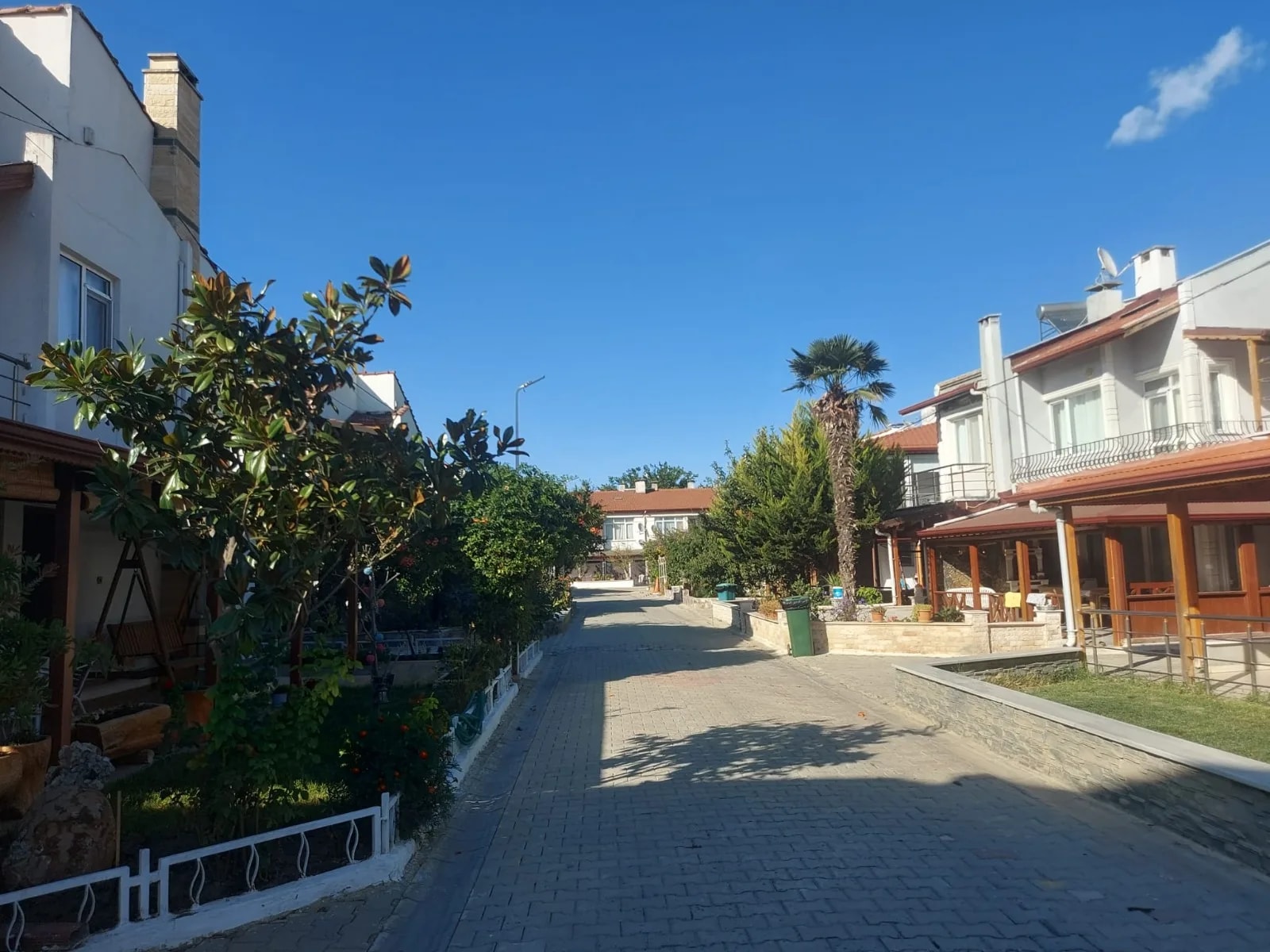 Yeniçiftlik’te Denize Sıfır Sitede Eşyalı 3+1 Yazlık — fotoğraf 2