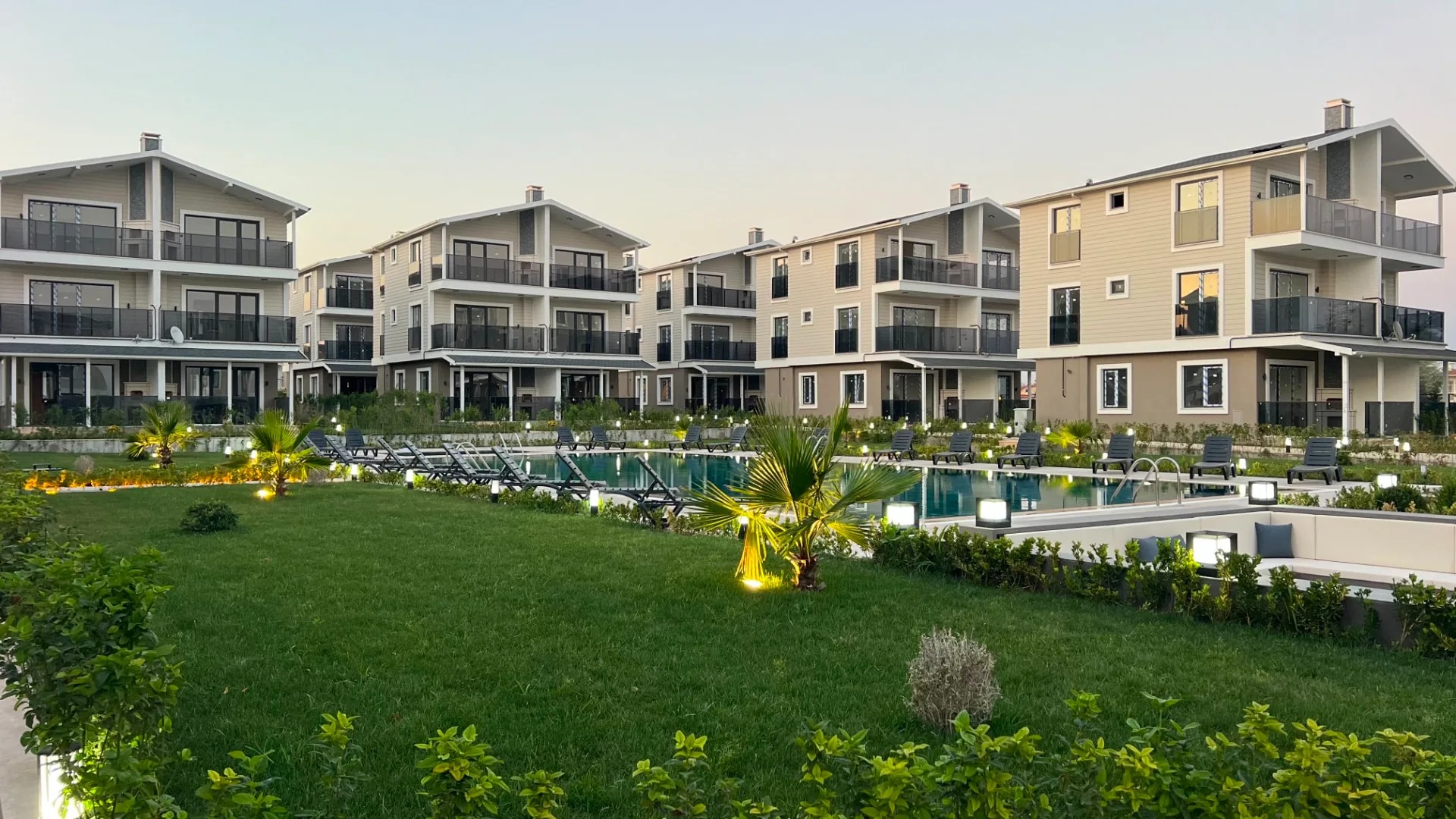 Lilyum Villaları: Yeniçiftlik’te Denize Sıfır Sitede Havuzlu 4+1 Villalar — fotoğraf 2