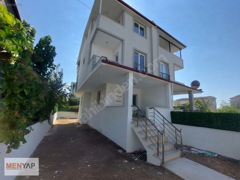 Yeniçiftlik Altıntarla Mevkii’nde Bahçeli 3+1 Tripleks Villa — fotoğraf 3