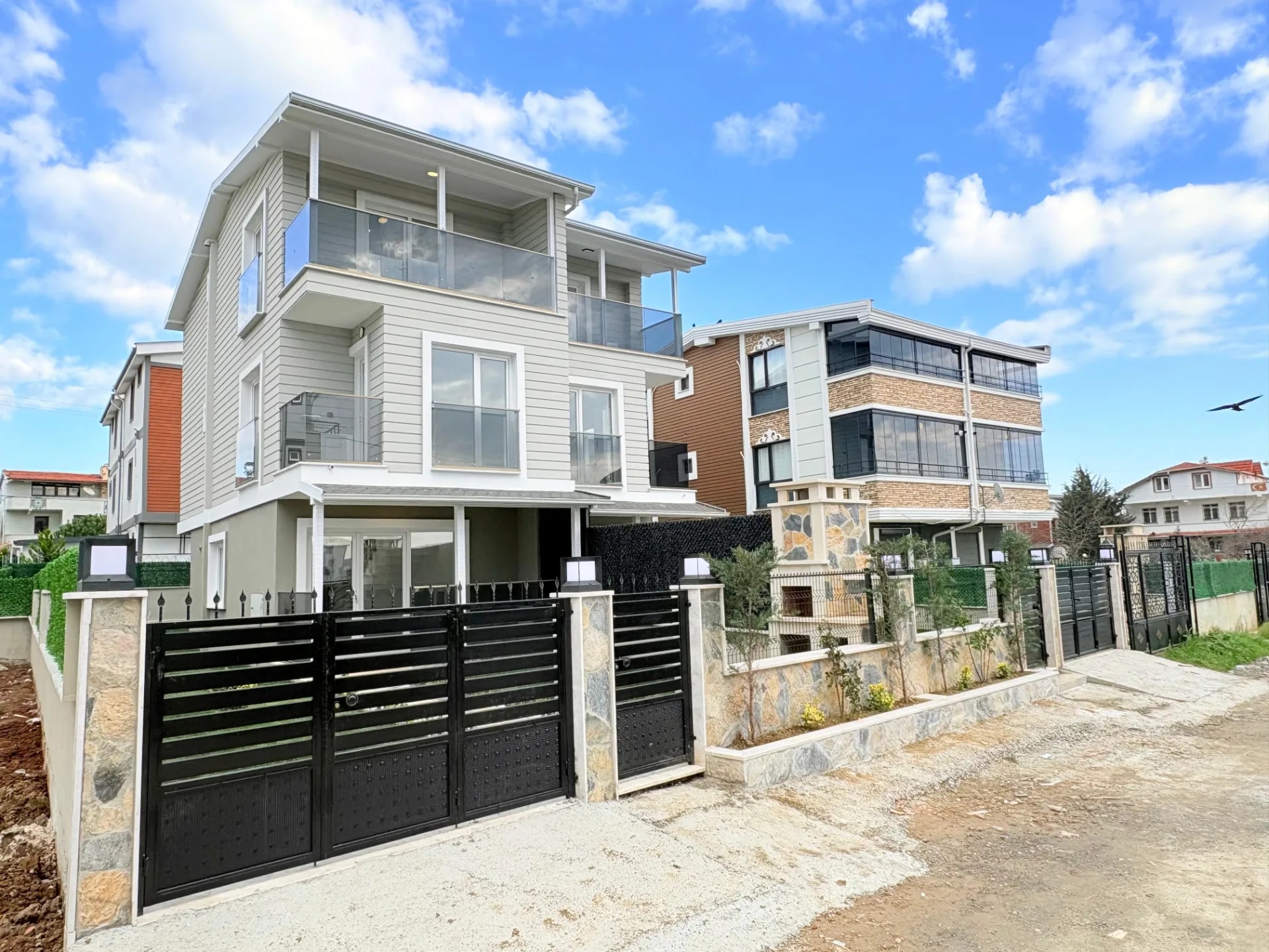 Yeniçiftlik’te Özel Tasarım Geniş Bahçeli İskanlı 4+1 Villa — fotoğraf 3