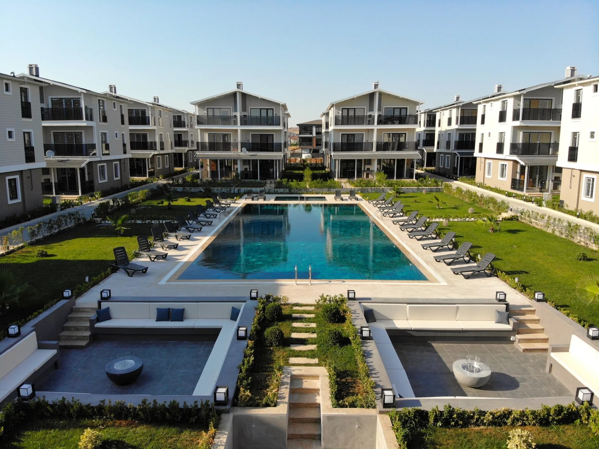 Lilyum Villaları: Yeniçiftlik’te Denize Sıfır Sitede Havuzlu 4+1 Villalar — fotoğraf 3