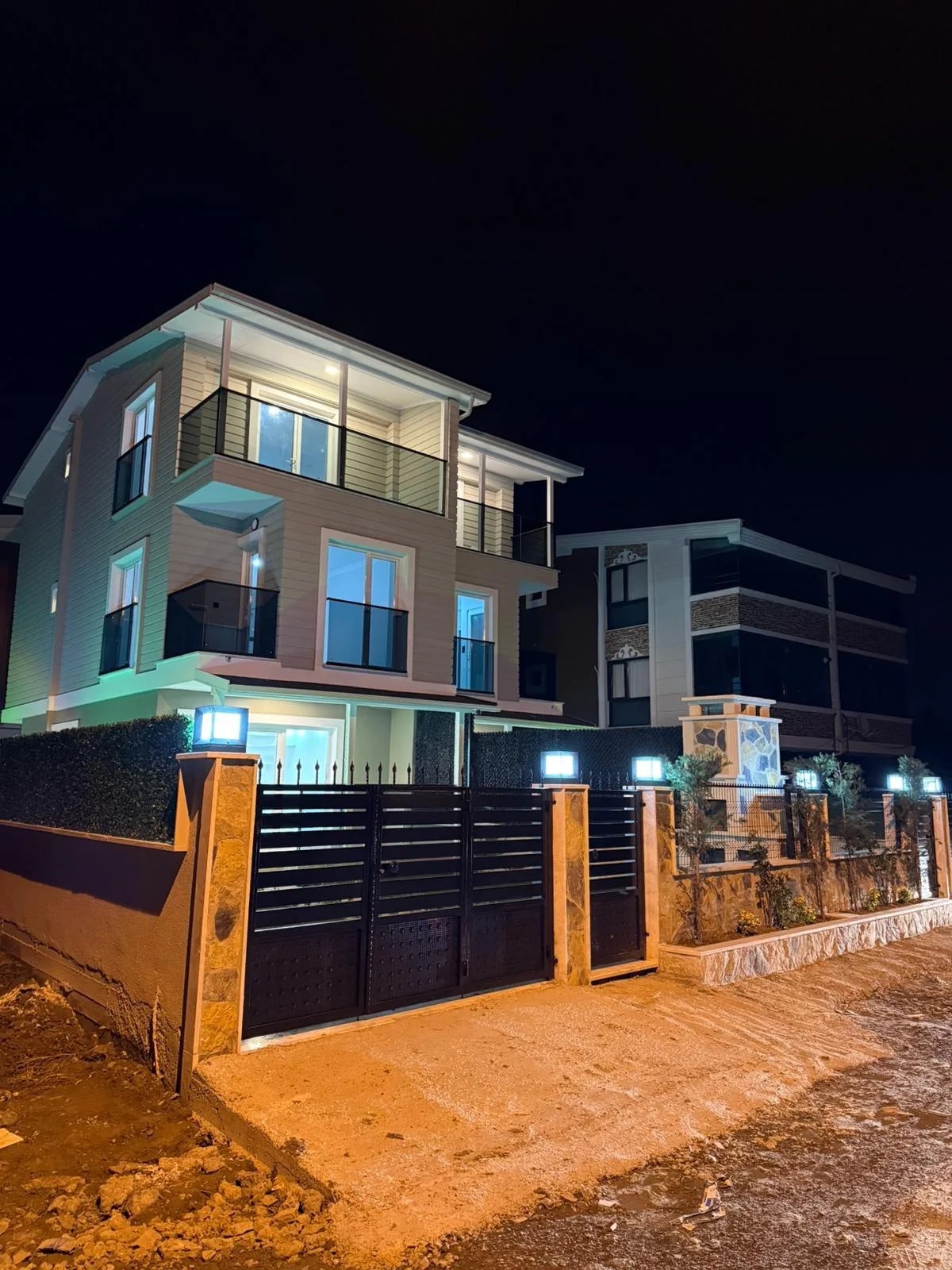 Yeniçiftlik’te Özel Tasarım Geniş Bahçeli İskanlı 4+1 Villa — fotoğraf 4