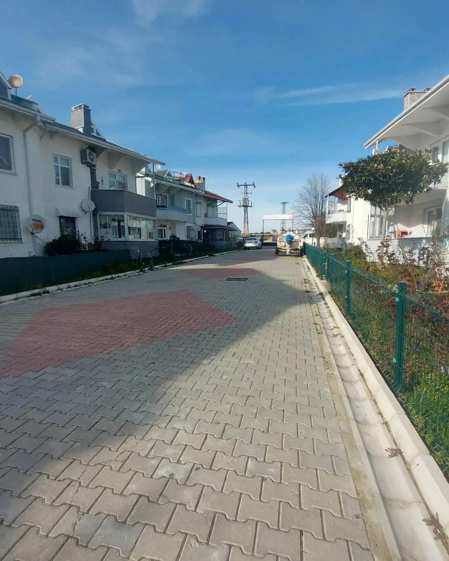Yeniçiftlik’te Denize Sıfır Havuzlu Sitede 2+1 Bahçe Katı — fotoğraf 4