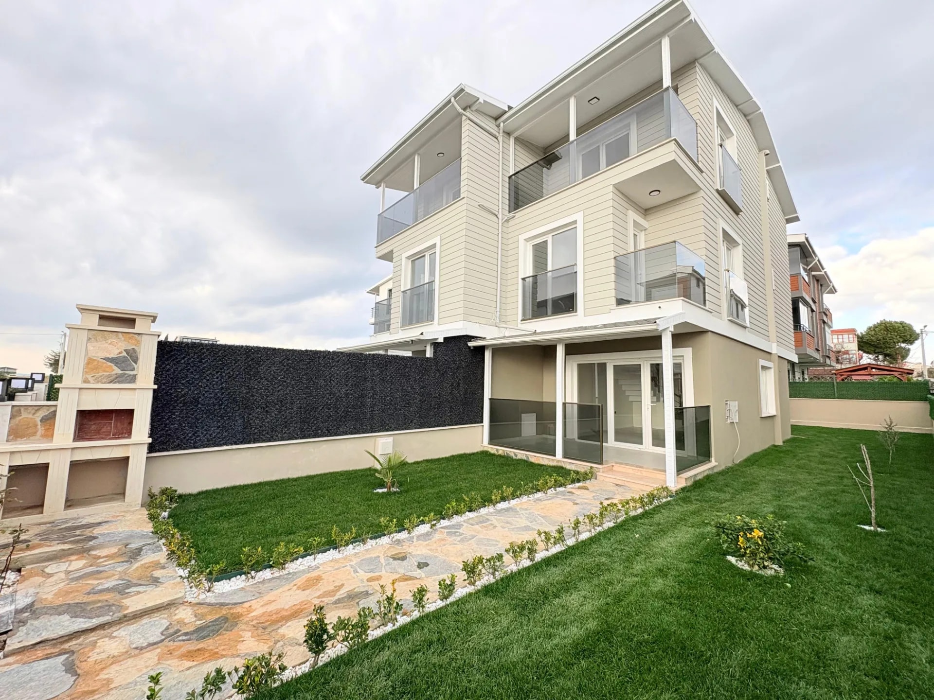 Yeniçiftlik’te Özel Tasarım Geniş Bahçeli İskanlı 4+1 Villa — fotoğraf 5