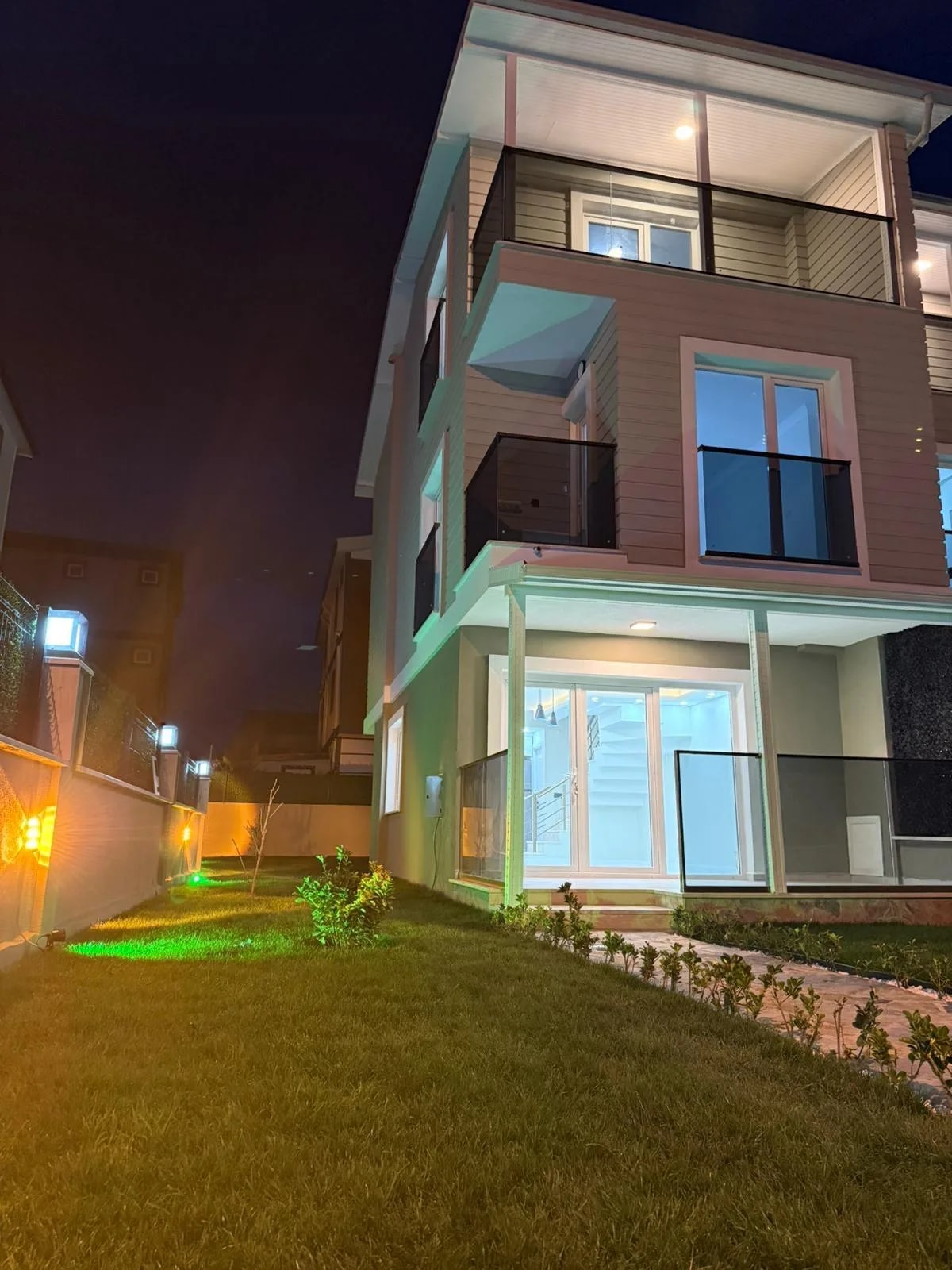 Yeniçiftlik’te Özel Tasarım Geniş Bahçeli İskanlı 4+1 Villa — fotoğraf 6