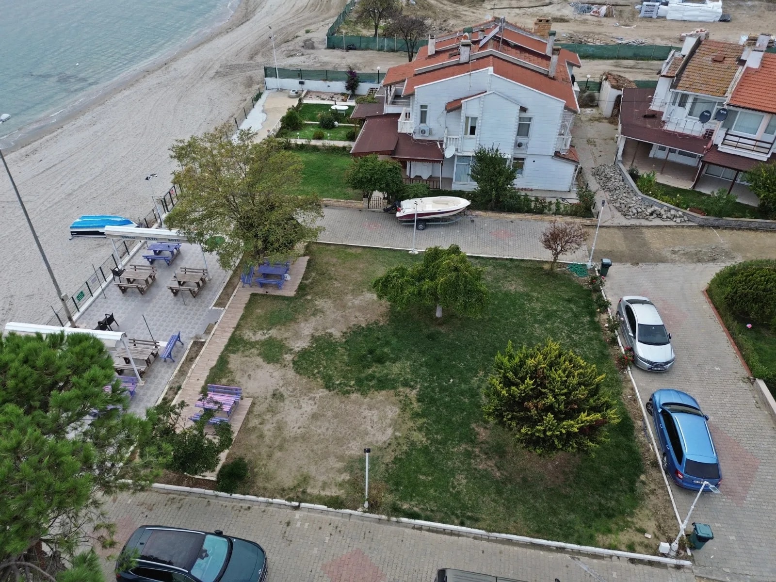 Yeniçiftlik’te Denize Sıfır Sitede Eşyalı 3+1 Yazlık — fotoğraf 10