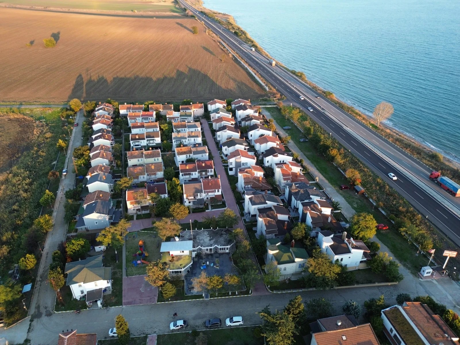 Marmaraereğlisi’nde Havuzlu, Güvenlikli Sitede 3+1 Yazlık Villa — fotoğraf 11