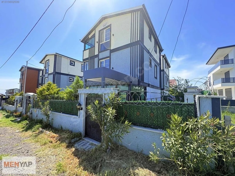 Yeniçiftlik Merkezde Kurulu Düzen, İskanlı Müstakil 4+1 Villa — fotoğraf 1